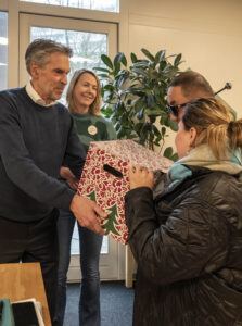 12: Minister-president Dick Schoof deelt een kerstpakket uit bij Voedselbank Utrecht