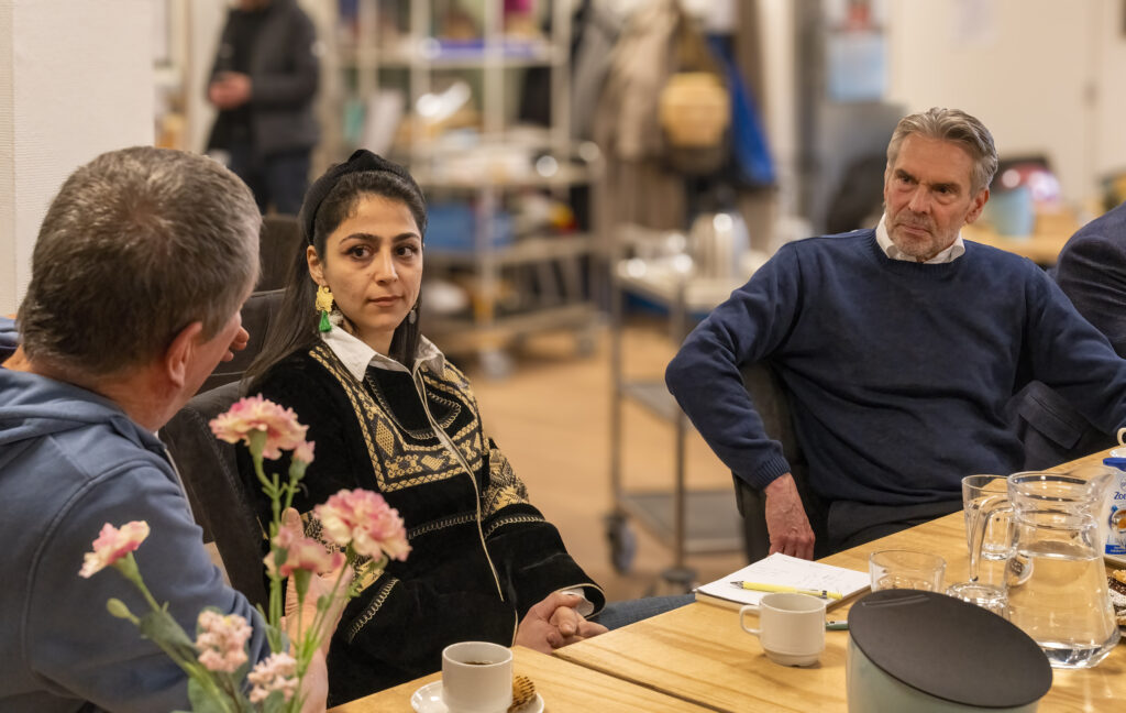 4: Minister-president Dick Schoof in gesprek met vrijwilligers van Voedselbank Utrecht